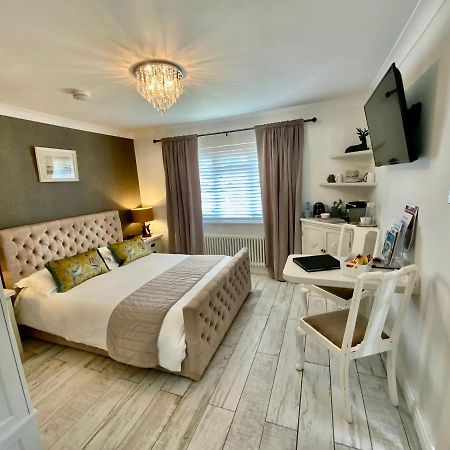 The Knightwood Oak: Luxury King Suite with Private Entrance in Lymington Exterior photo