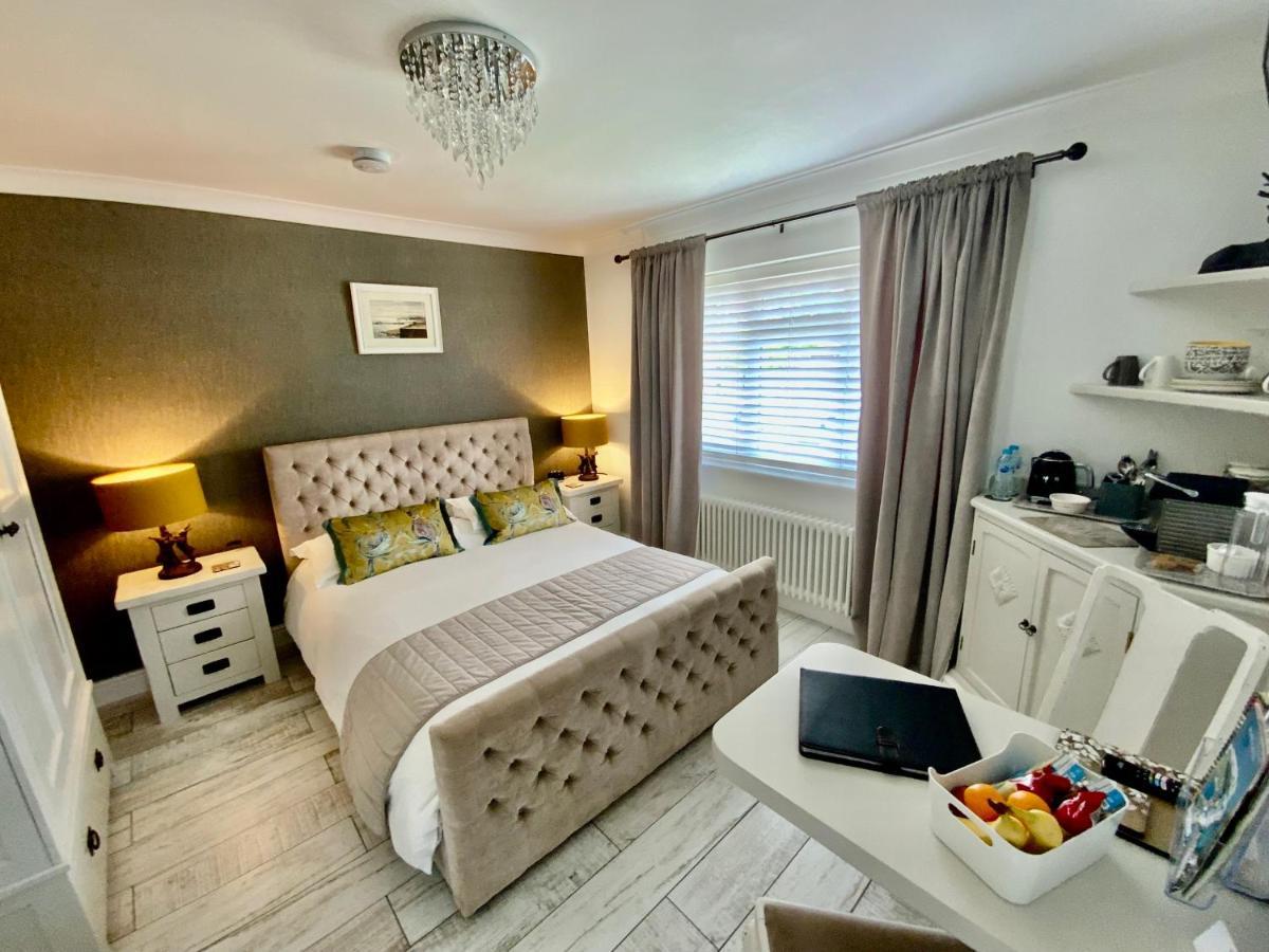 The Knightwood Oak: Luxury King Suite with Private Entrance in Lymington Exterior photo