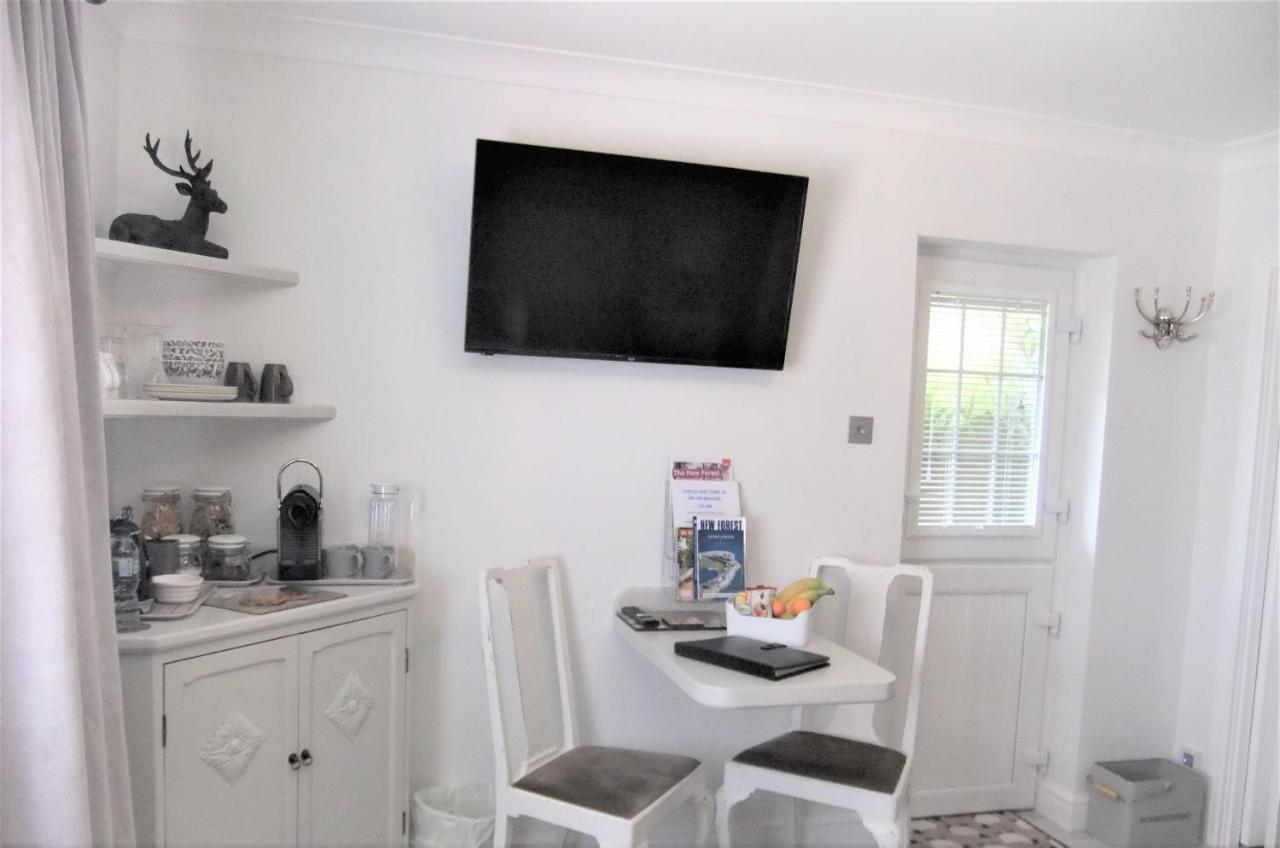 The Knightwood Oak: Luxury King Suite with Private Entrance in Lymington Exterior photo